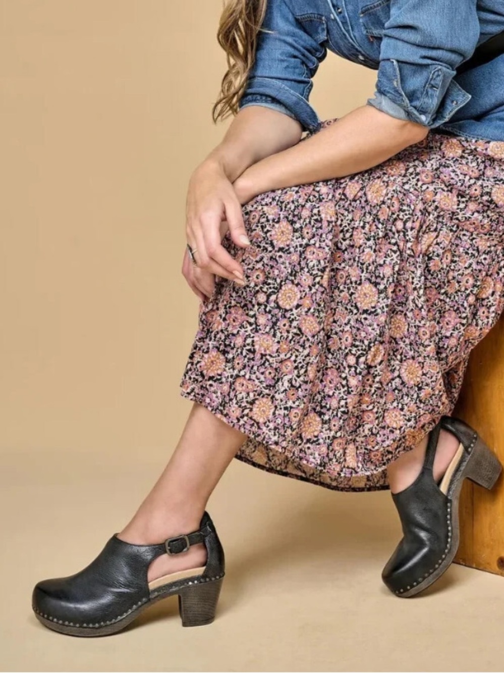 DANSKO BLACK SASSY LEATHER CLOGS SIZE 39 EU 8.5/9 US